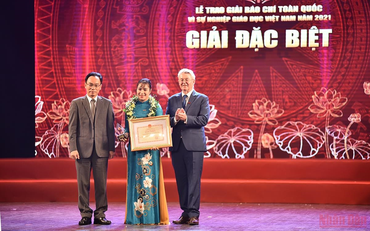 Ông Hoàng Minh Sơn, Thứ trưởng Bộ Giáo dục và Đào tạo và ông Raymond Gordon, Hiệu trưởng Trường Đại học Anh quốc Việt Nam - trao Bằng khen, giấy chứng nhận giải Đặc biệt