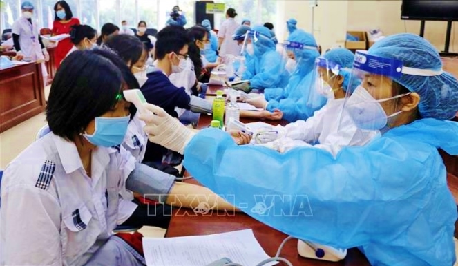 Tỉnh Bắc Giang tiêm vaccine phòng COVID-19 cho học sinh. Ảnh: TTXVN
