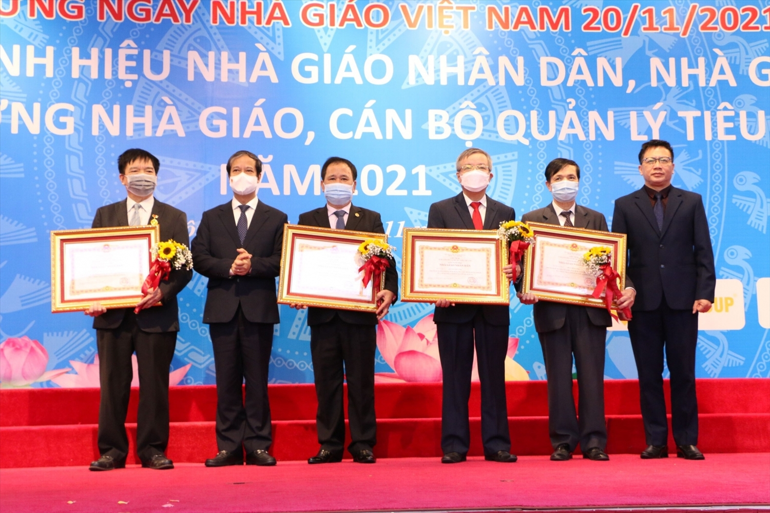 Bộ trưởng Nguyễn Kim Sơn (thứ hai từ trái qua), Chủ tịch Công đoàn Giáo dục Việt Nam Nguyễn Ngọc Ân (ngoài cùng bên phải) trao danh hiệu Nhà giáo Nhân dân