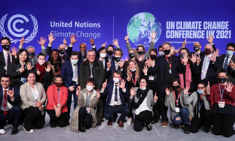 Các đại biểu chụp ảnh chung khi kết thúc Hội nghị khí hậu COP26. Ảnh: Reuters