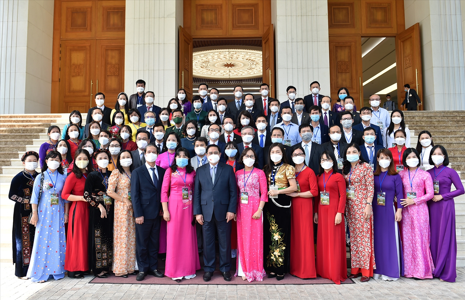 Thủ tướng Phạm Minh Chính và các thầy cô giáo tiêu biểu đại diện cho đội ngũ cán bộ quản lý giáo dục và giáo viên trên cả nước - Ảnh VGP/Nhật Bắc