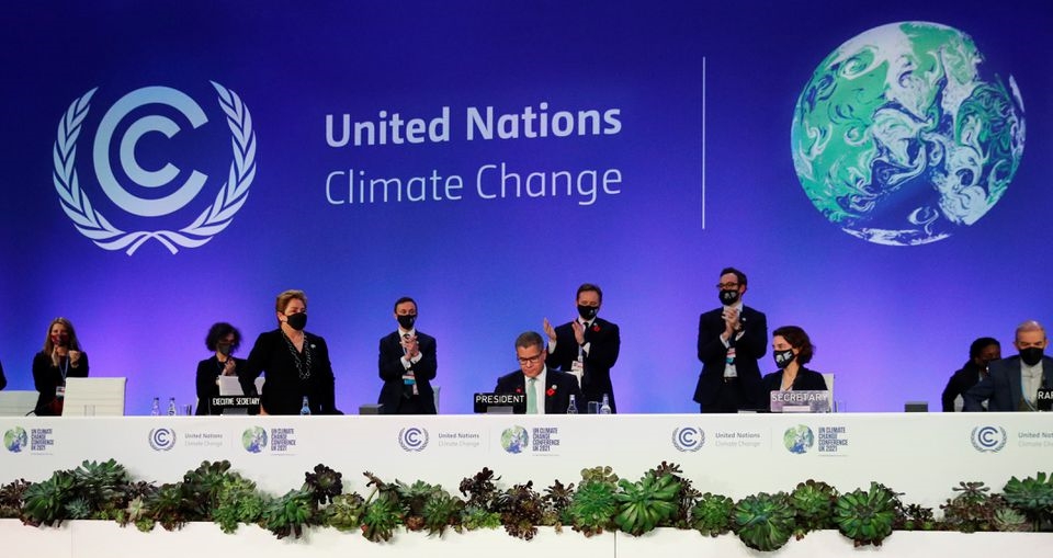 Các đại biểu vỗ tay nhất trí cao sau khi Chủ tịch COP26 Alok Sharma phát biểu bế mạc. Ảnh: Reuters