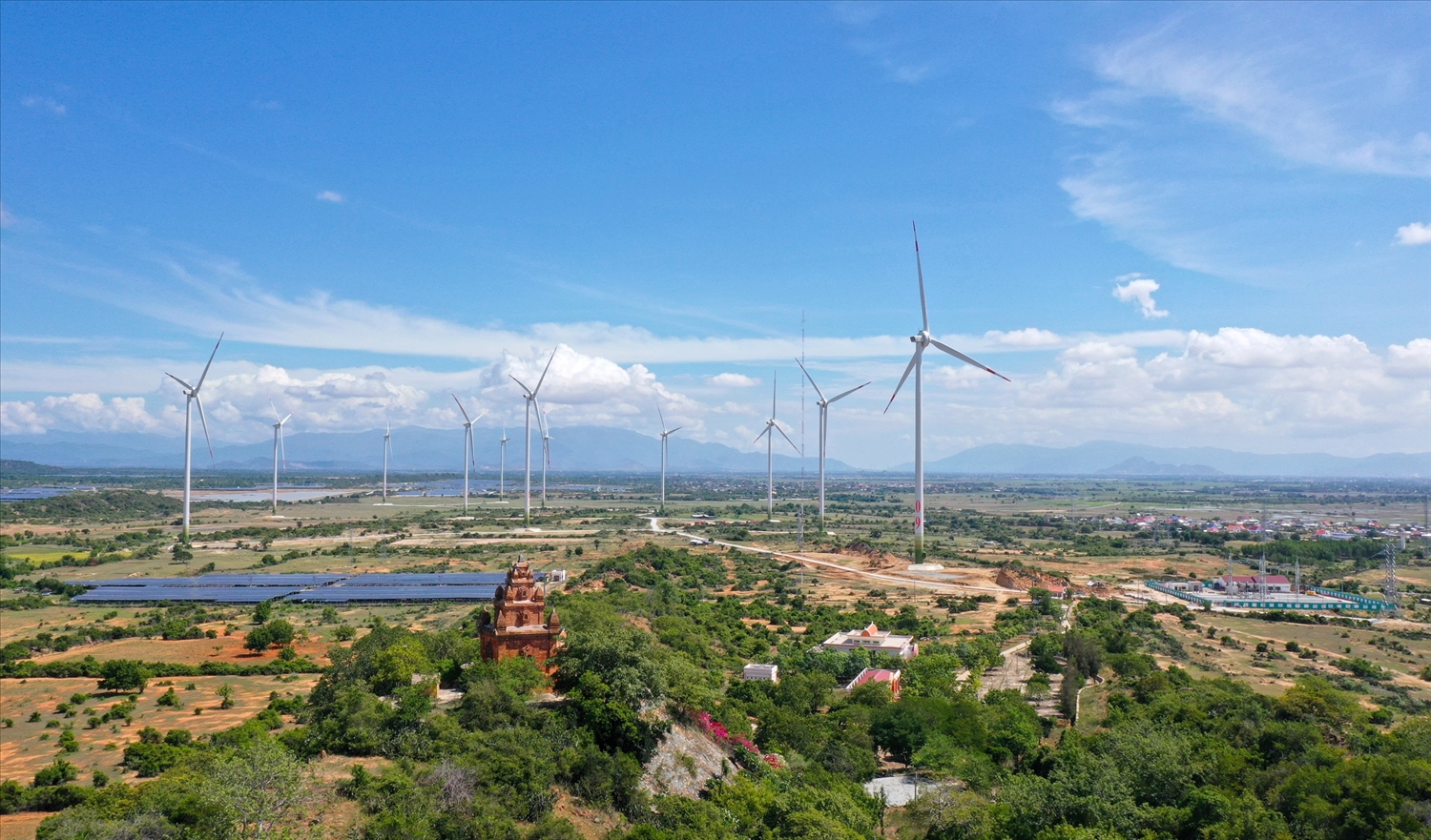 Tổng mức đầu tư đa lĩnh vực của Trungnam Group tại Ninh Thuận đã lên tới con số 2 tỷ đô la. (Ảnh: Toàn cảnh dự án Nhà máy điện gió số 5 vừa đi vào hoạt đông)
