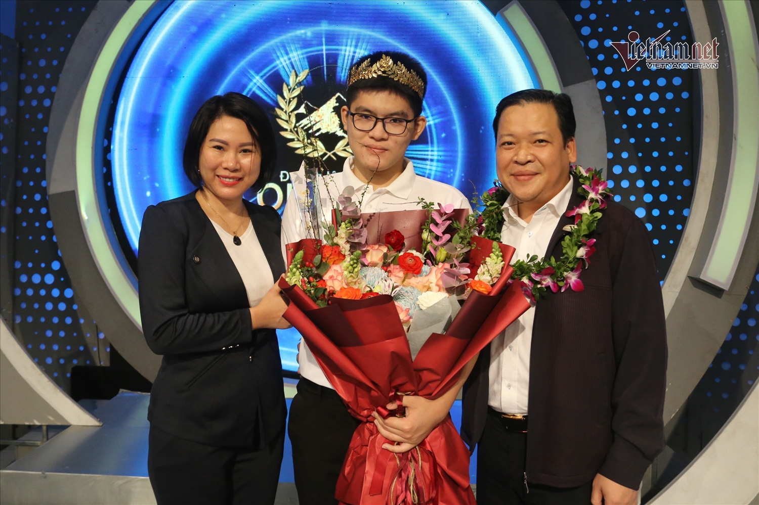 Hoàng Khánh chia sẻ niềm vui bên bố và mẹ.