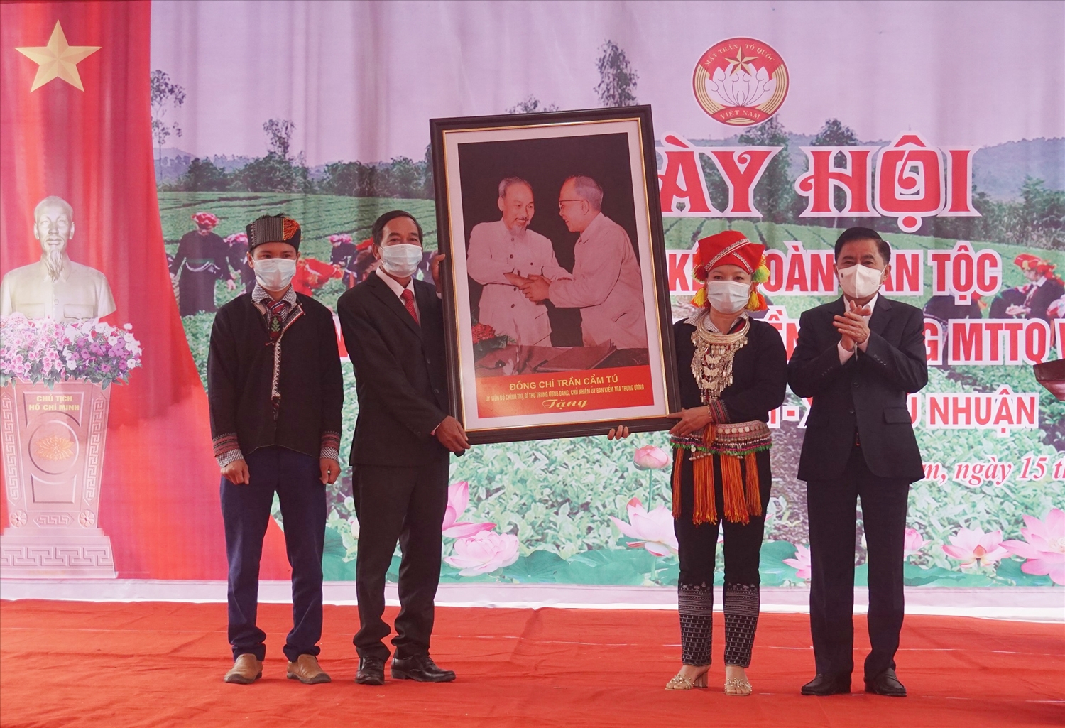Đồng chí Trần Cẩm Tú tặng quà cho Nhân dân các dân tộc thôn Phú Lâm
