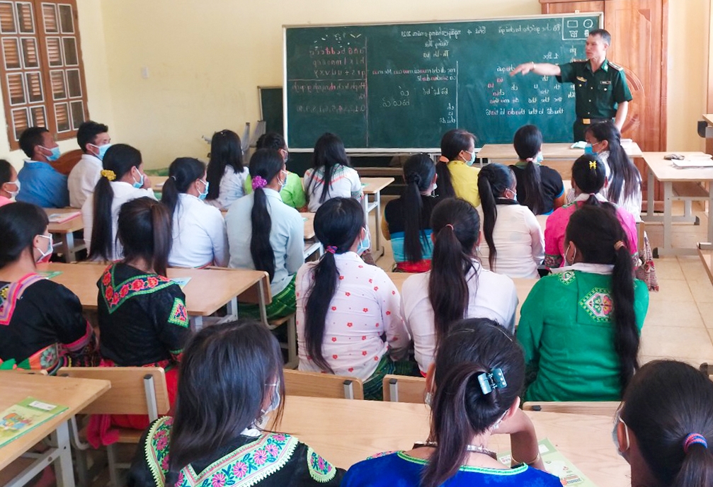 Lớp học xóa mù chữ tại bản Phá Thóng với 100% học viên là đồng bào Mông