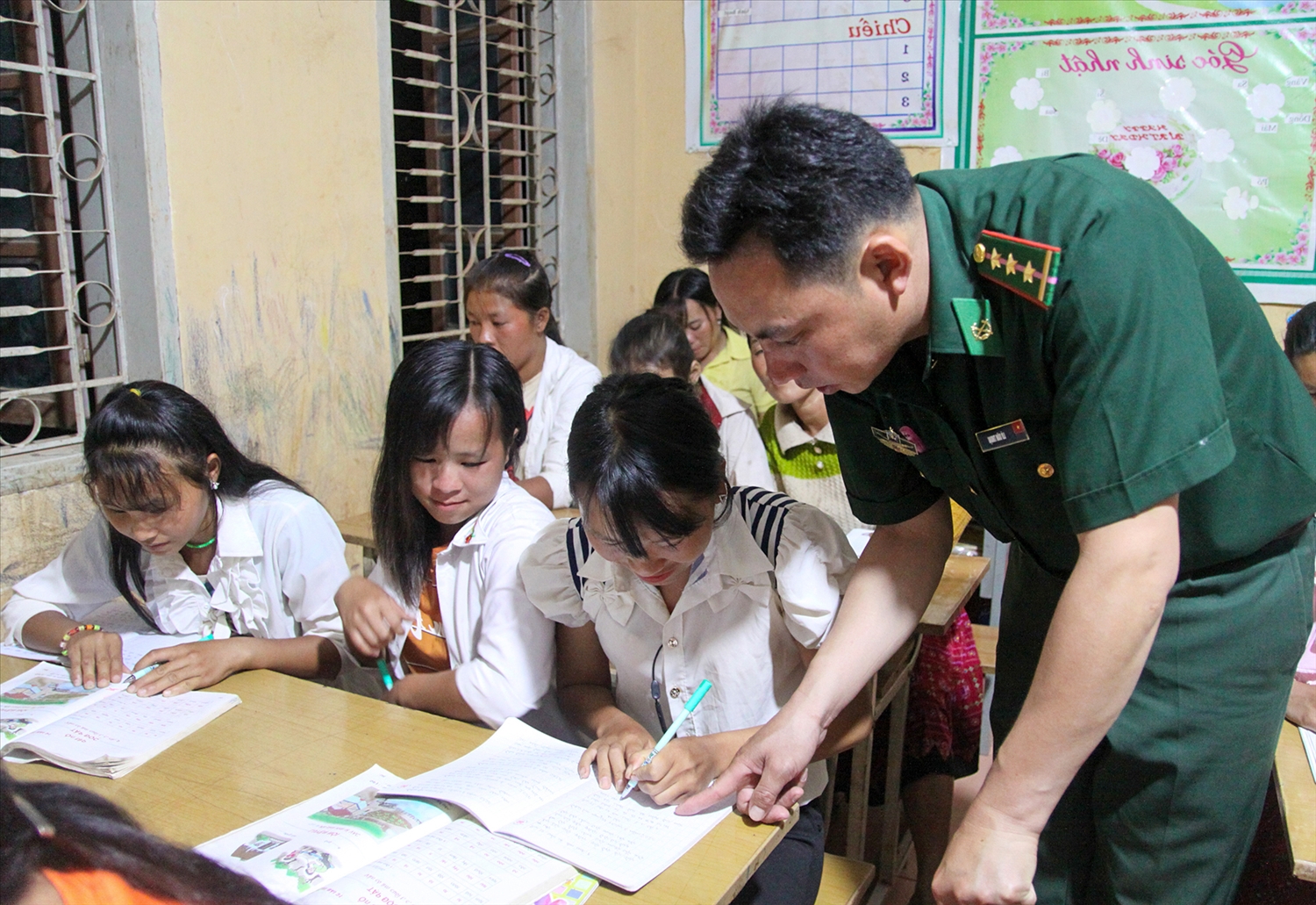 Lớp học xóa mù tại bản Huổi Pá, xã Mường Lạn, huyện Sốp Cộp