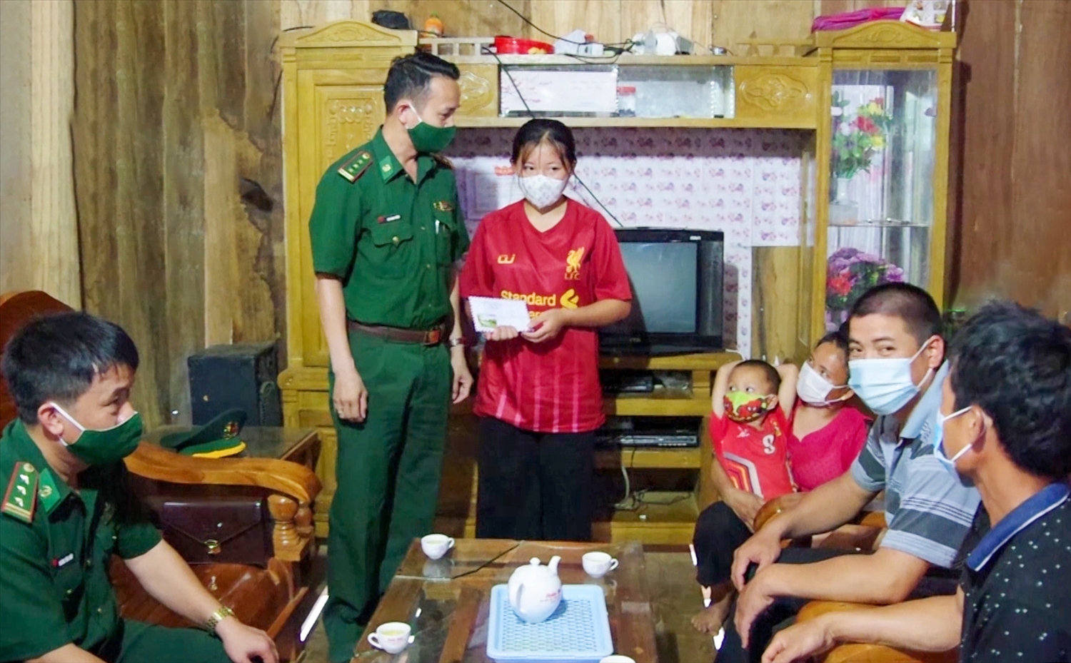 Bộ đội Biên phòng tỉnh Sơn La trao quà hỗ trợ cho các em học sinh nghèo tại vùng biên Sốp Cộp