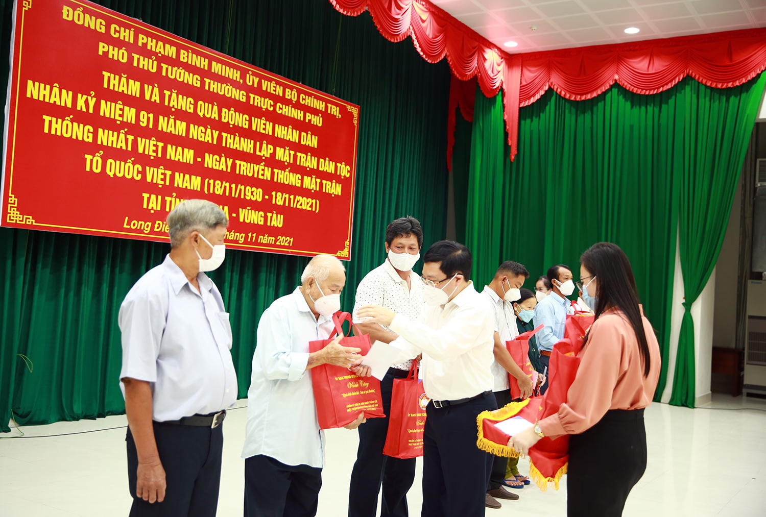 Phó Thủ tướng Thường trực Phạm Bình Minh trao quà cho các hộ gia đình tiêu biểu của huyện Long Điền và Đất Đỏ - Ảnh:VGP/Hải Minh
