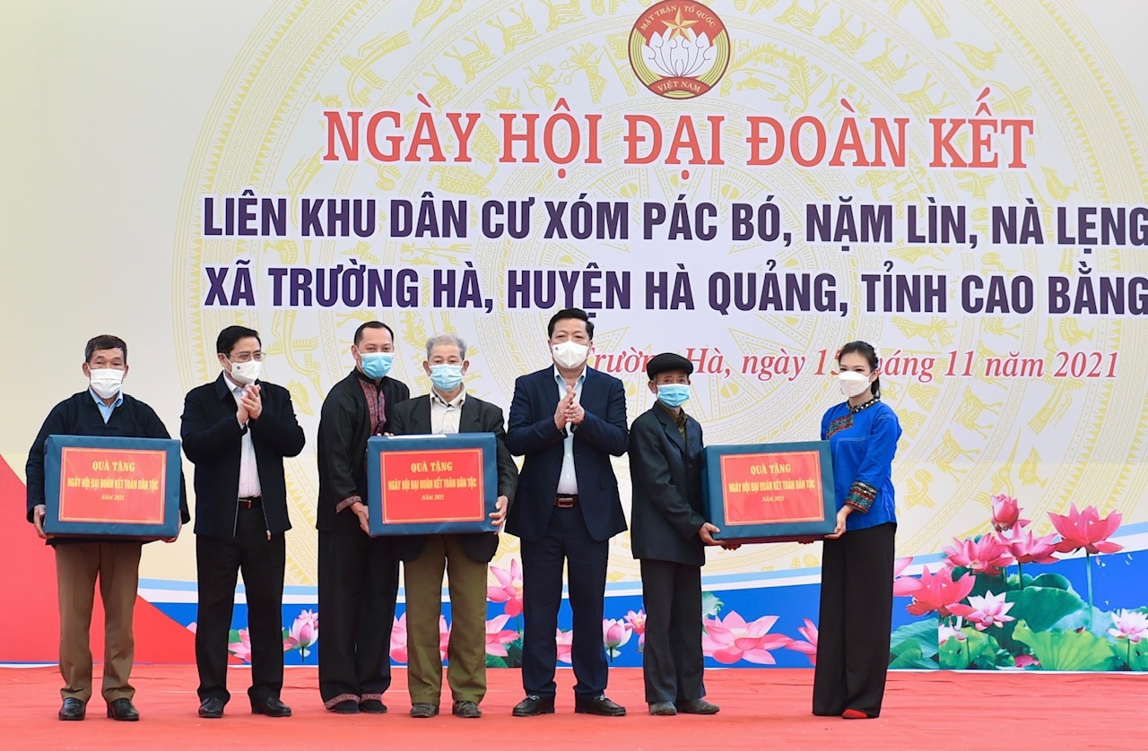 Thủ tướng Phạm Minh Chính tặng 3 suất quà cho 3 khu dân cư
