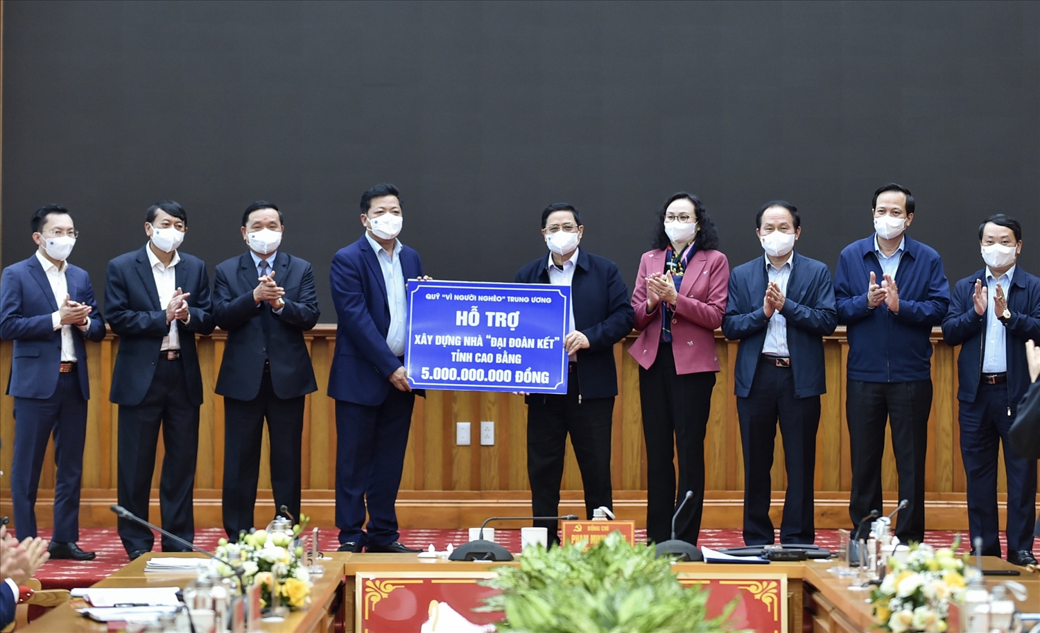 Thủ tướng Chính phủ và Đoàn công tác trao tượng trưng 100 căn nhà đại đoàn kết tặng tỉnh Cao Bằng, mỗi căn nhà trị giá 50 triệu đồng. Ảnh: VGP/Nhật Bắc