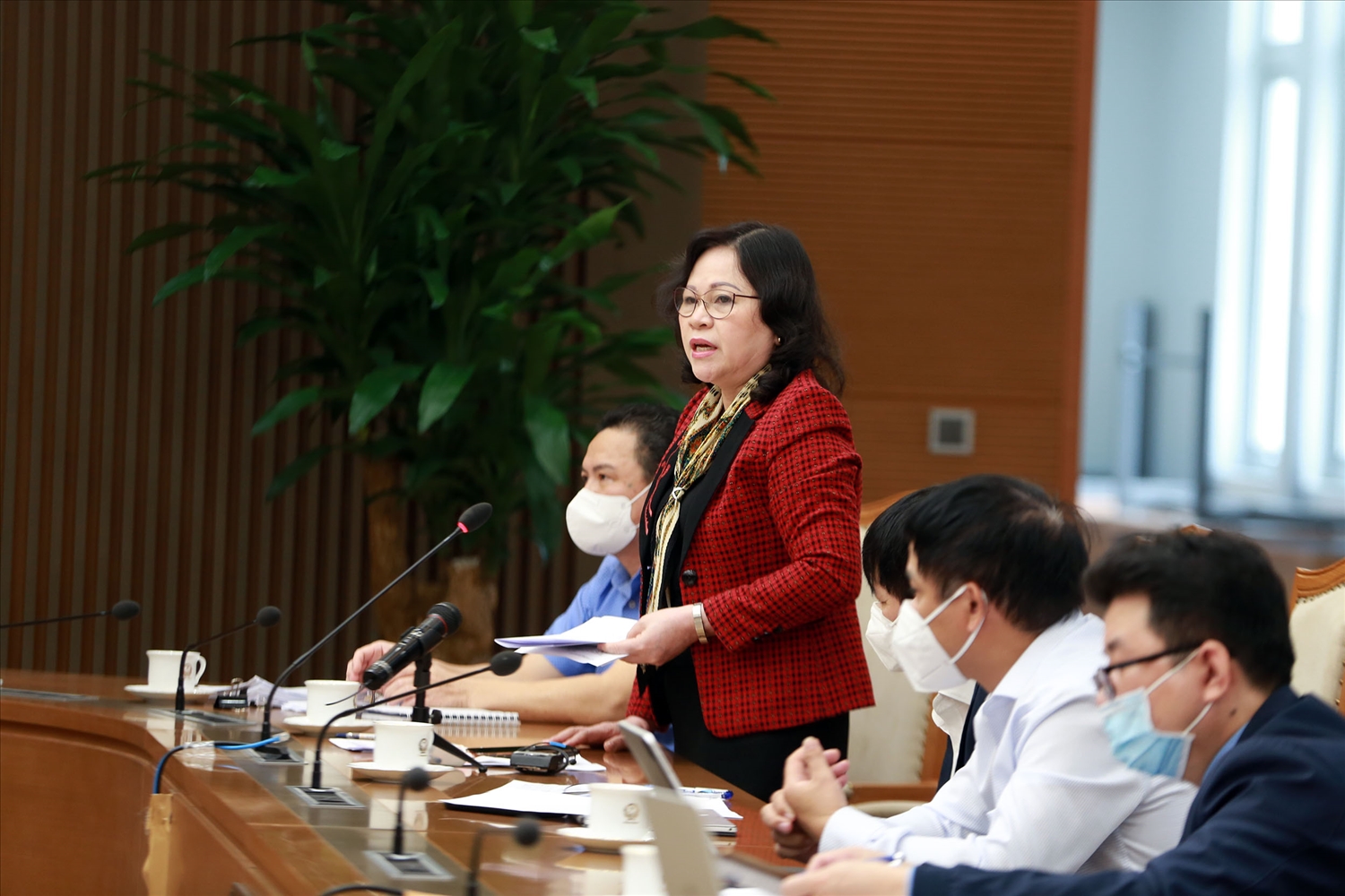 Thứ trưởng Bộ GD&ĐT Ngô Thị Minh phát biểu tại cuộc họp. Ảnh: VGP/Đình Nam