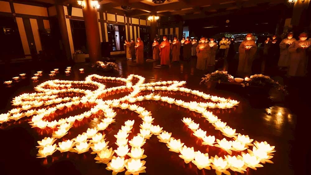 Các tăng ni, Phật tử thực hiện nghi thức tưởng niệm đồng bào tử vong và cán bộ, chiến sĩ hy sinh trong đại dịch Covid-19 tại Tu viện Khánh An, Quận 12, TP. Hồ Chí Minh (ảnh minh họa)