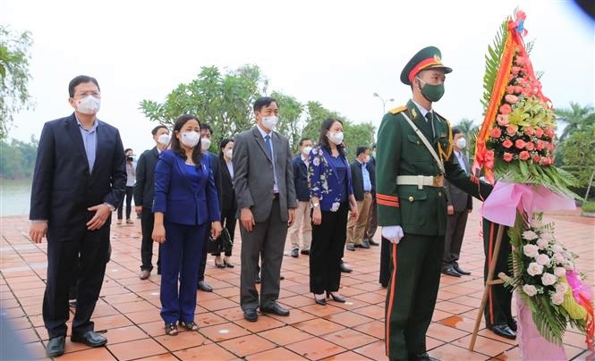 Phó Chủ tịch nước Võ Thị Ánh Xuân cùng Đoàn công tác đặt vòng hoa, dâng hương tại Khu lưu niệm cố Tổng Bí thư Lê Duẩn