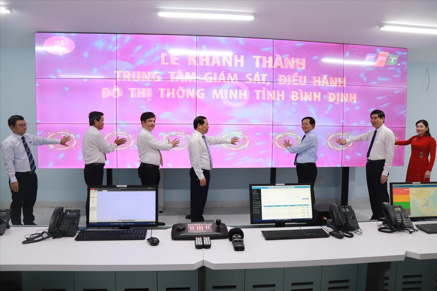 Các Đại biểu nhấn nút khai trương Trung tâm IOC tỉnh Bình Định