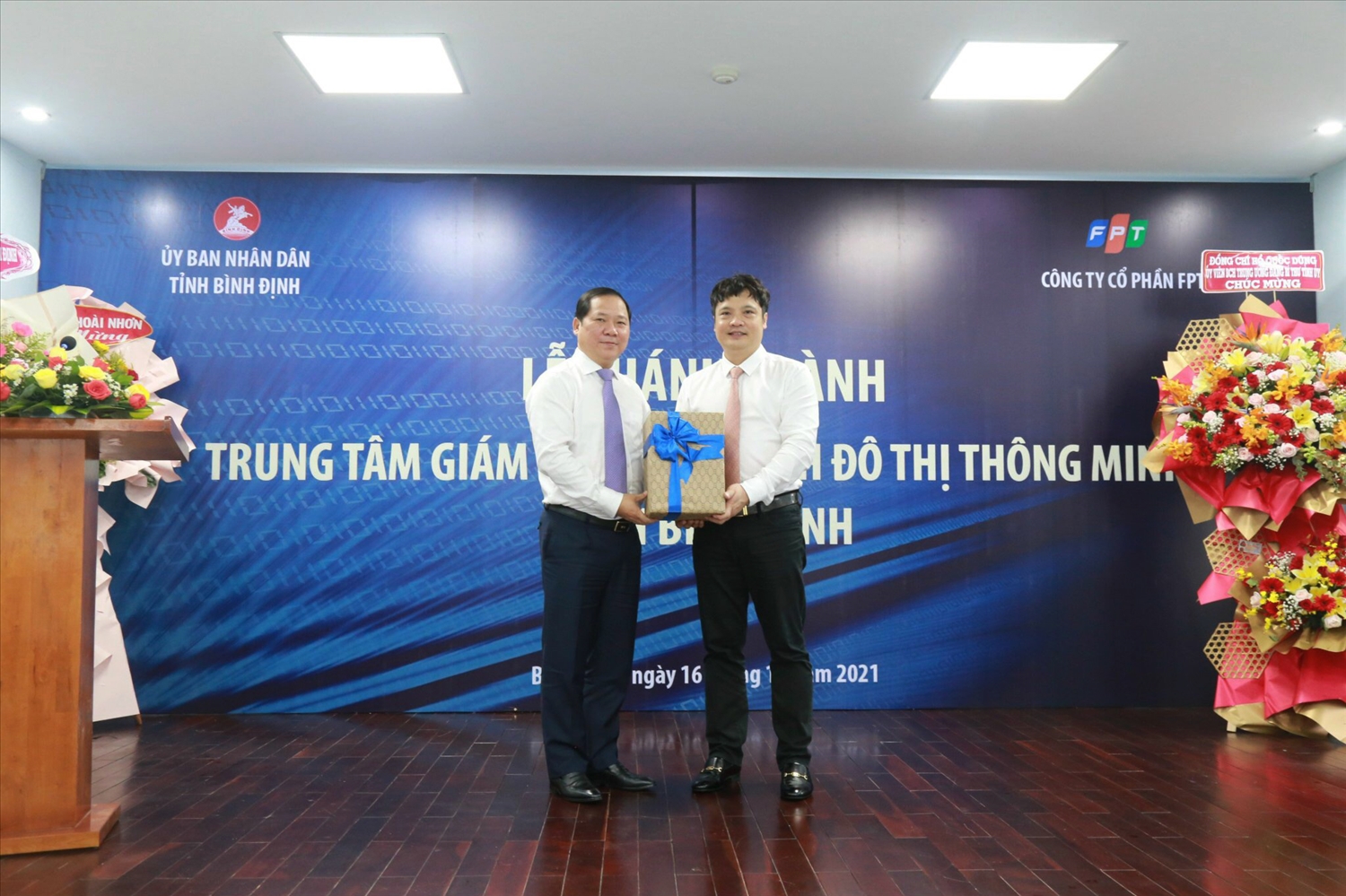 Chủ tịch tỉnh Bình Định Nguyễn Phi Long (bên trái) tặng quà cho đại diện Tập đoàn FPT