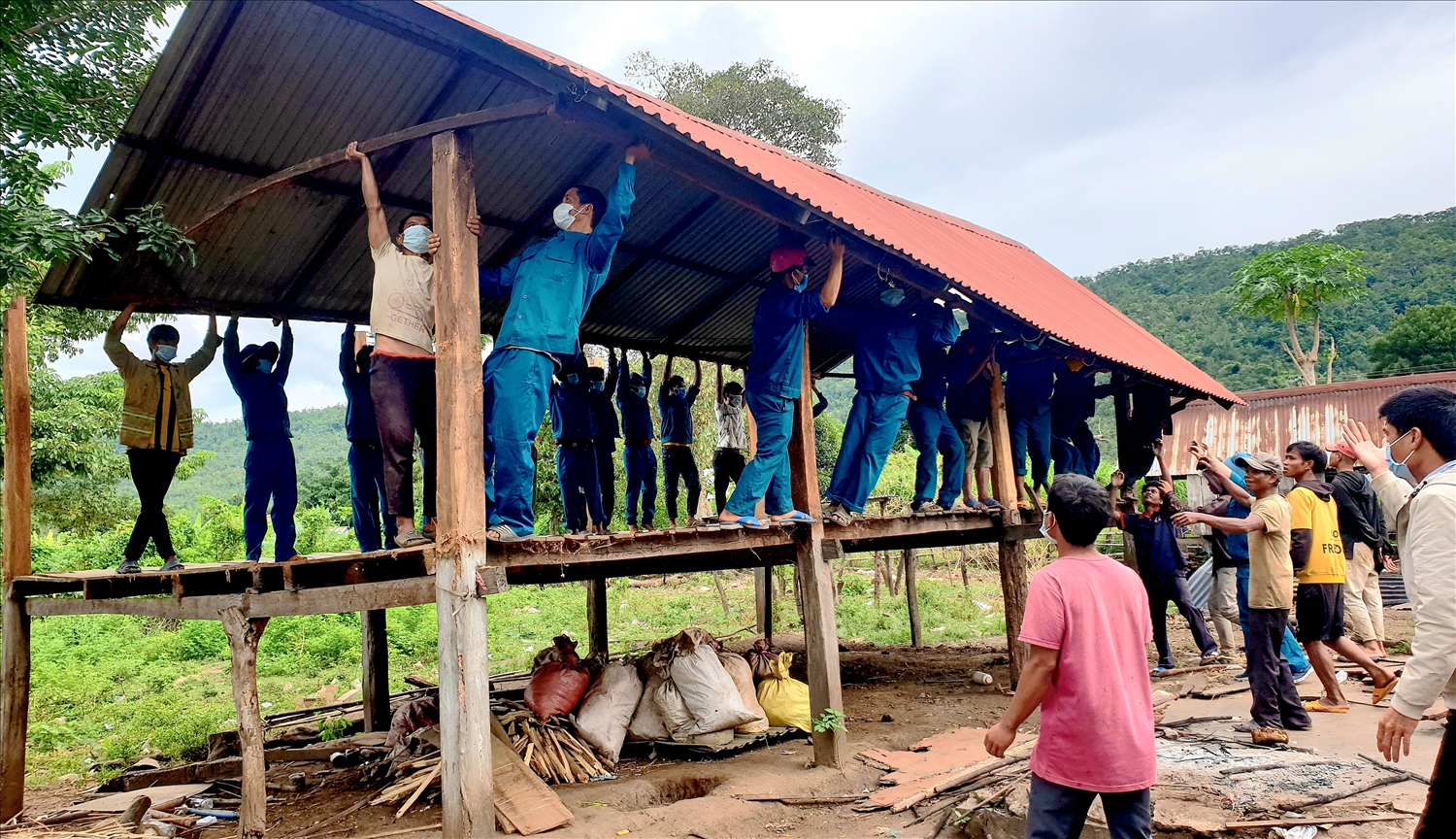 Người dân làng A Chông hỗ trợ nhau di dời nhà cửa
