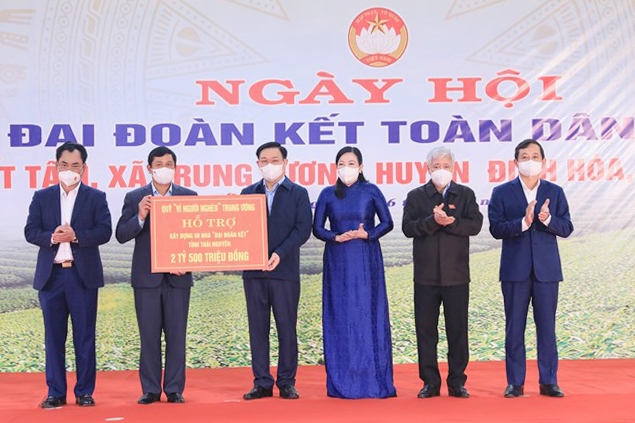 Chủ tịch Quốc hội Vương Đình Huệ và Chủ tịch Ủy ban Trung ương MTTQ Việt Nam Đỗ Văn Chiến trao hỗ trợ số tiền 2,5 tỷ đồng để xây nhà Đại đoàn kết cho hộ nghèo trên địa bàn tỉnh 