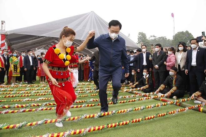 Chủ tịch Quốc hội Vương Đình Huệ tham gia điệu nhảy sạp truyền thống cùng Nhân dân xã Trung Lương