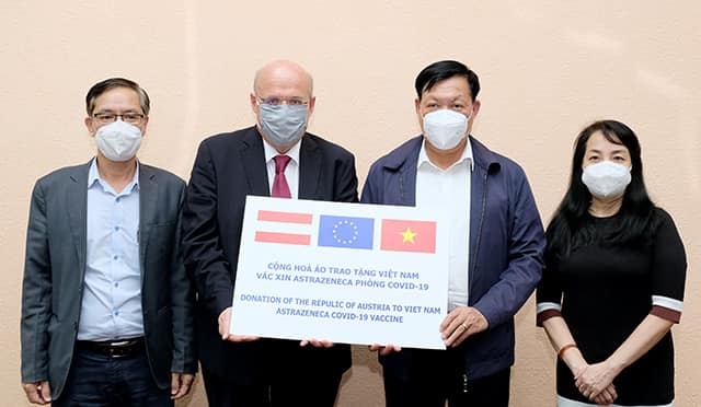 Thứ trưởng Bộ Y tế Đỗ Xuân Tuyên tiếp nhận 50.000 liều vaccine phòng COVID-19 AstraZeneca của Cộng hòa Áo tặng Việt Nam từ Ngài Hans-Peter Glanzer, Đại sứ Áo tại Việt Nam