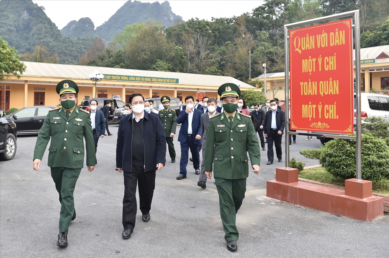 Thủ tướng Phạm Minh Chính và đoàn công tác tới thăm, làm việc với Đồn biên phòng Đàm Thủy, huyện Trùng Khánh, Cao Bằng. Ảnh VGP/Nhật Bắc
