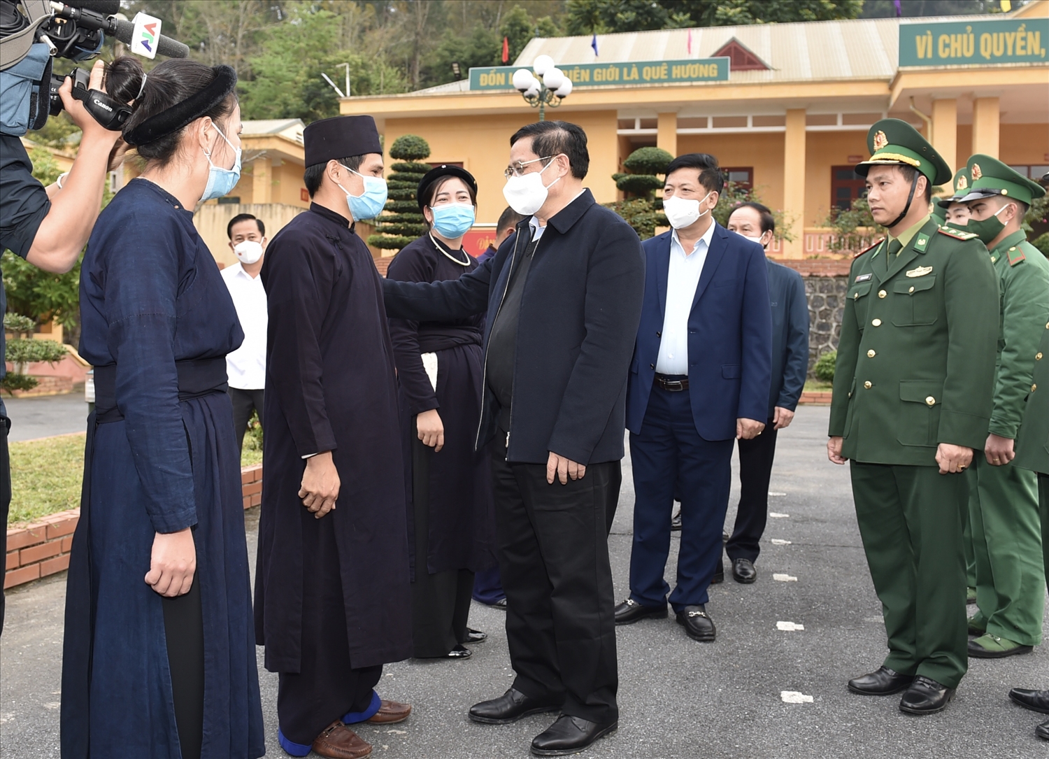 Thủ tướng bày tỏ vui mừng được đến thăm, nói chuyện với lãnh đạo, cán bộ, chiến sĩ biên phòng, công an và nhân dân các dân tộc huyện Trùng Khánh. Ảnh VGP/Nhật Bắc