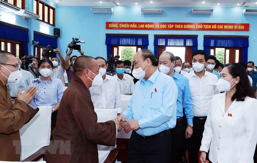 Chủ tịch nước Nguyễn Xuân Phúc và các cử tri tại điểm cầu trung tâm huyện Củ Chi (Ảnh TTXVN)