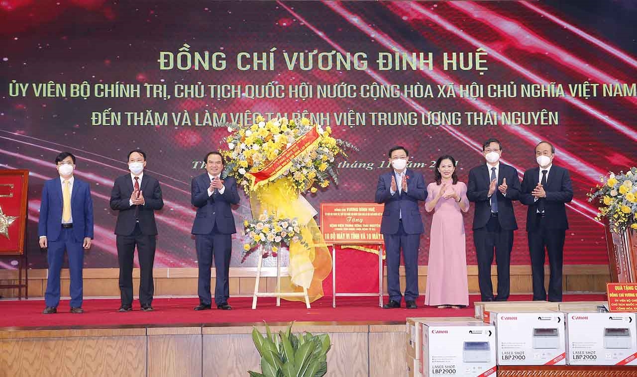 Chủ tịch Quốc hội Vương Đình Huệ chúc mừng các bác sỹ, y tá... đồng thời cũng là những thầy, cô giáo nhân Ngày Nhà giáo Việt Nam