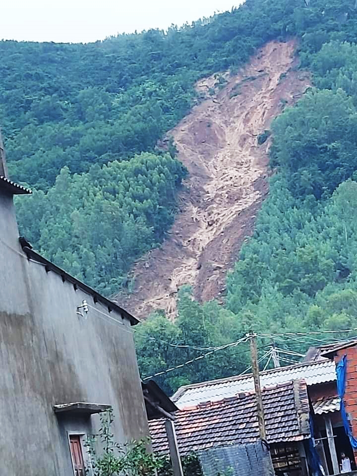Hàng trăm khối đất đá trên núi Cấm tiếp tục tràn xuống, đe dọa đến nhiều nhà dân thôn Chánh Thắng, xã Cát Chánh, huyện Phù Cát