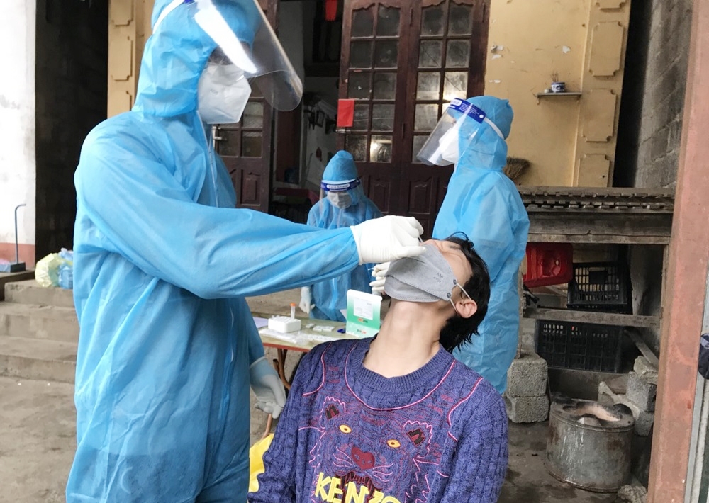 Nhân viên y tế lấy mẫu xét nghiệm sàng lọc SARS-CoV-2 tại Thông Huề, xã Đoài Dương, huyện Trùng Khánh khi có trường hợp dương tính từ TP. Hồ Chí Minh trở về địa phương