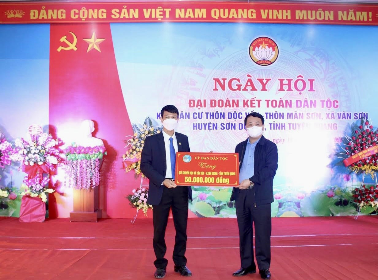 Bộ trưởng, Chủ nhiệm Uỷ ban Dân tộc Hầu A Lềnh trao tặng 50 triệu đồng cho Quỹ khuyến học xã Vân Sơn