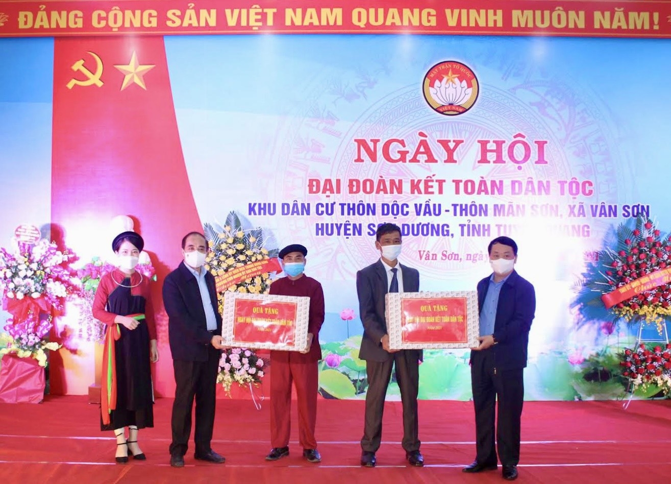 Bộ trưởng, Chủ nhiệm Uỷ ban Dân tộc Hầu A Lềnh và Bí thư Tỉnh ủy Tuyên Quang Chẩu Văn Lâm trao tặng quà cho hai thôn Dộc Vầu và Mãn Sơn