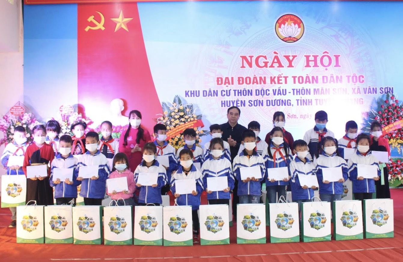 Đại điện Uỷ ban Trung ương Mặt trận Tổ quốc Việt Nam và lãnh đạo huyện Sơn Dương trao tặng 30 phần quà của Uỷ ban Dân tộc cho các cháu học sinh có hoàn cảnh khó khăn vươn lên học giỏi