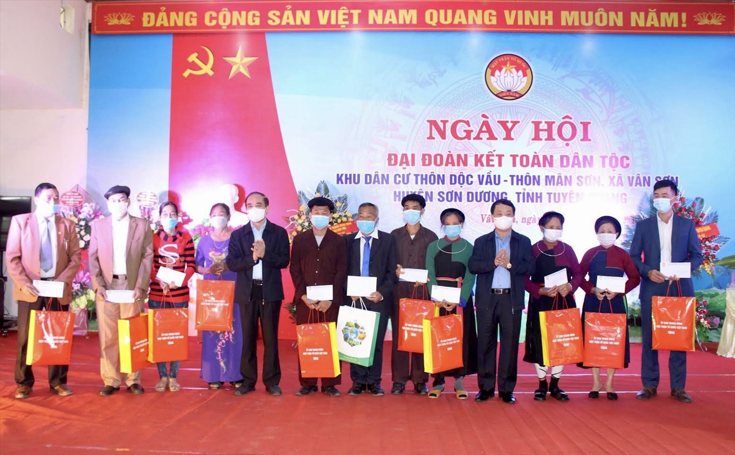 Bộ trưởng, Chủ nhiệm Uỷ ban Dân tộc Hầu A Lềnh và Bí thư Tỉnh ủy Tuyên Quang Chẩu Văn Lâm trao quà cho Người có uy tín và các hộ gia đình tiêu biểu