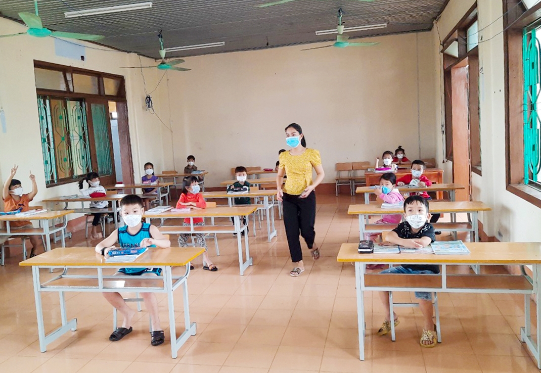 Một tiết dạy trong khu cách ly y tế của giáo viên và học sinh trường Tiểu học Sơn Hóa