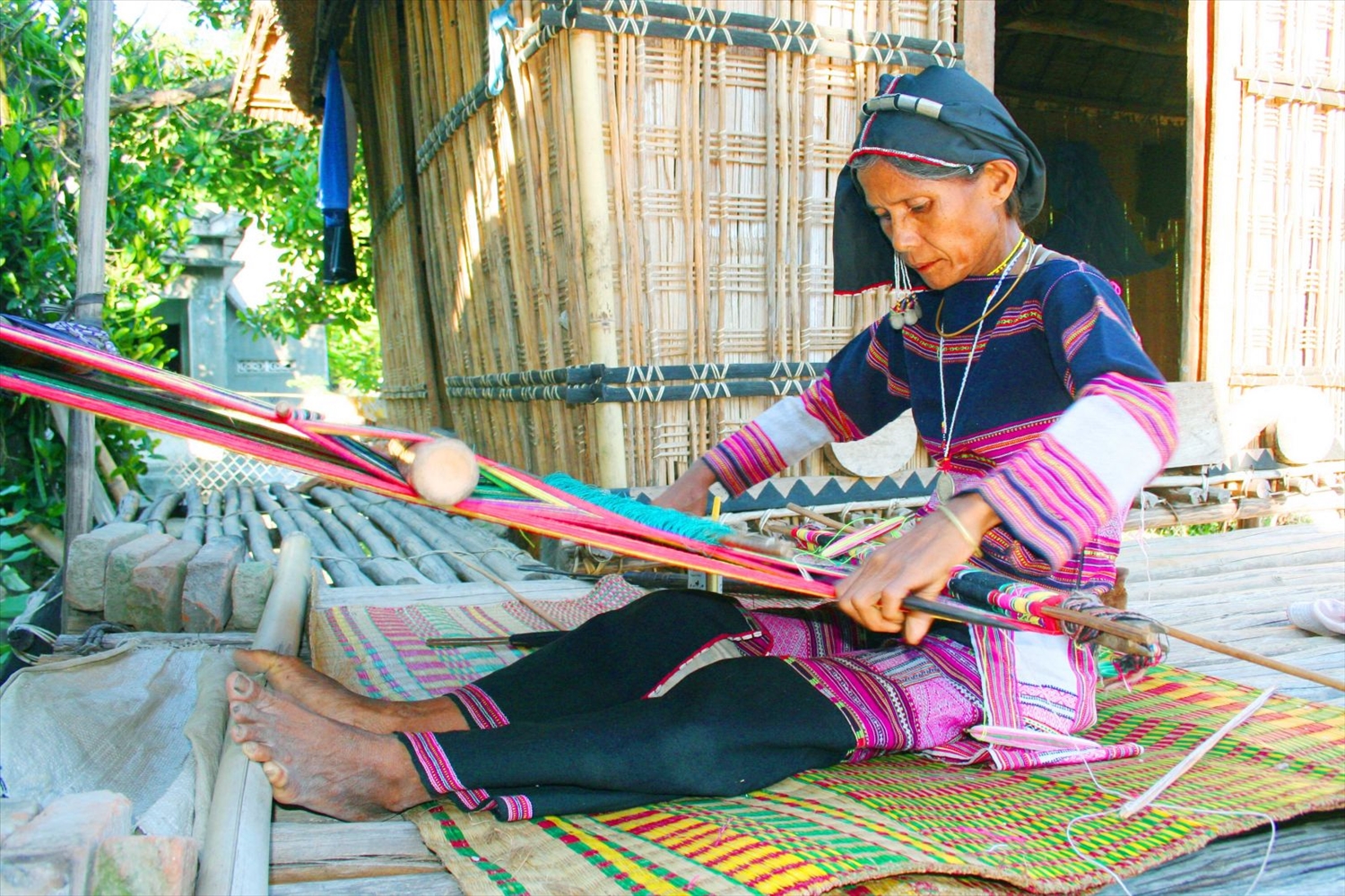 Nghệ nhân dệt thổ cẩm làng Hà Ri bên khung dệt