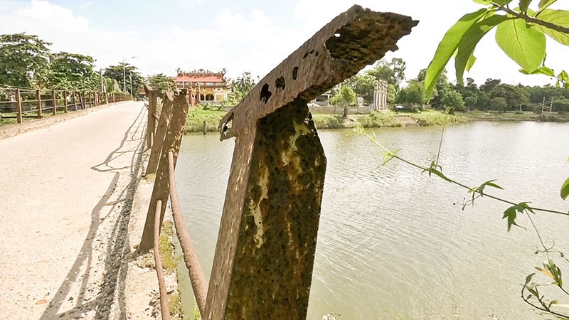 Cầu Câu Nhi, bắc qua sông Ô Giang ( huyện Hải Lăng) trơ ra hàng lan can sắt hoen rỉ