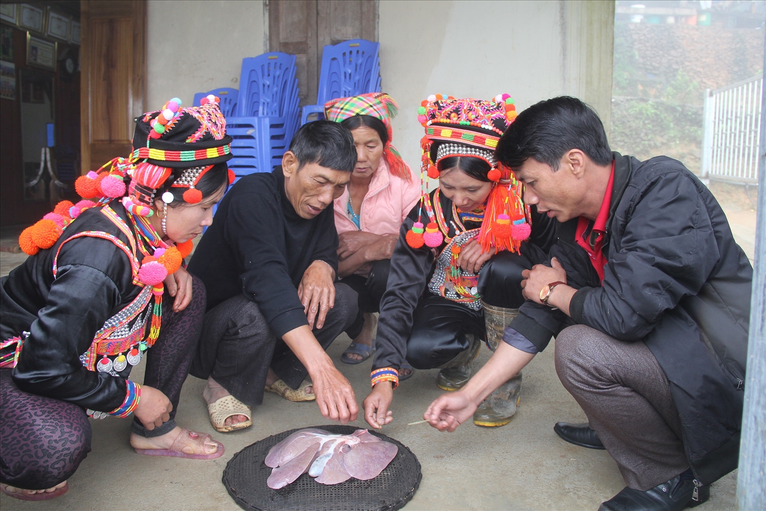 Xem gan lợn là một nét văn hóa độc đáo của người Hà Nhì ở Mường Tè