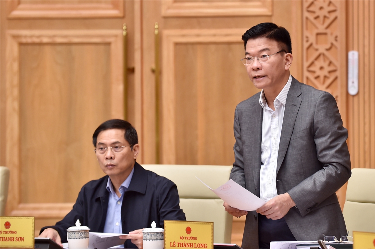 Bộ trưởng Bộ Tư pháp Lê Thành Long phát biểu tại phiên họp. - Ảnh: VGP/Nhật Bắc