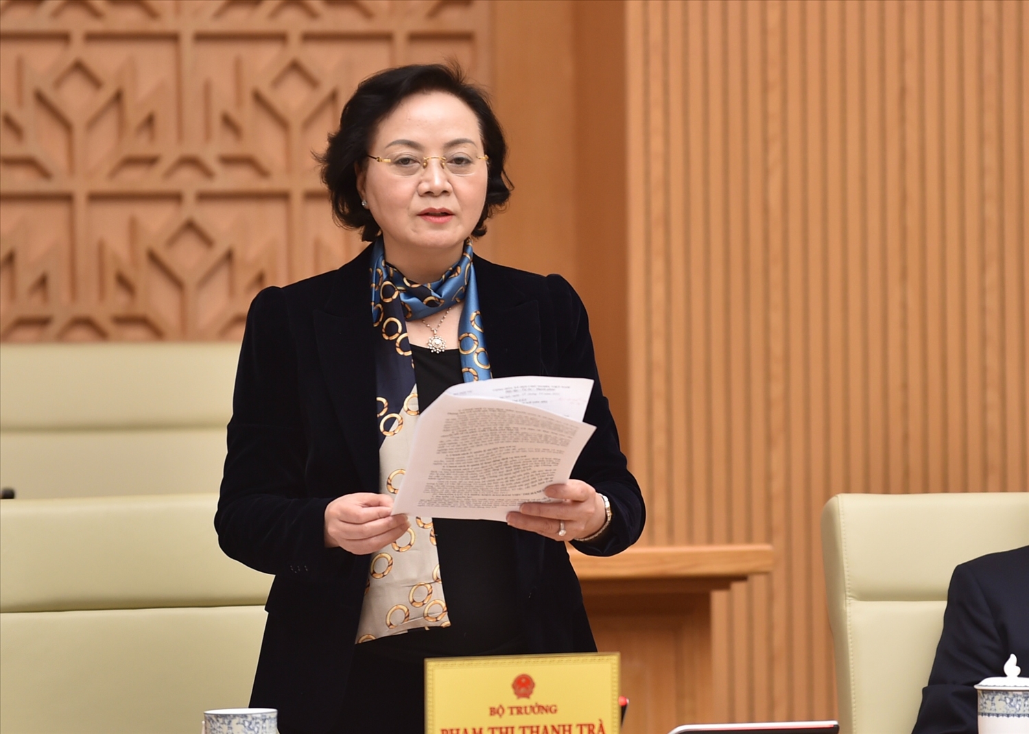 Bộ trưởng Bộ Nội vụ Phạm Thị Thanh Trà trình bày đề nghị xây dựng Luật Lưu trữ (sửa đổi) - Ảnh: VGP/Nhật Bắc