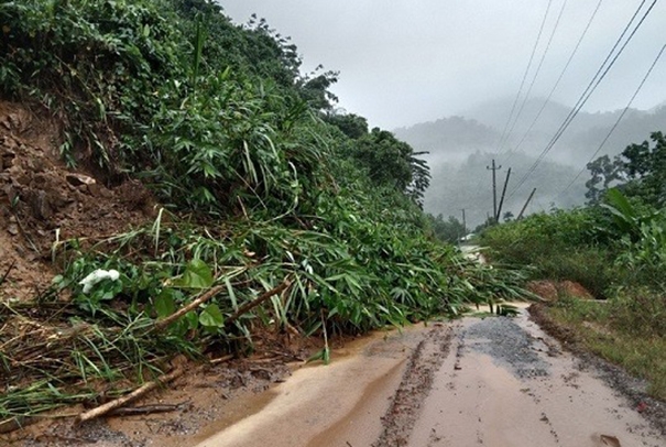 Mưa lớn kéo dài liên tục khiến nhiều khu vực trên địa bàn xã bị sạt lở. Đặc biệt, đường nối Quốc lộ 40B dẫn vào xã Trà Leng bị sạt lở nặng