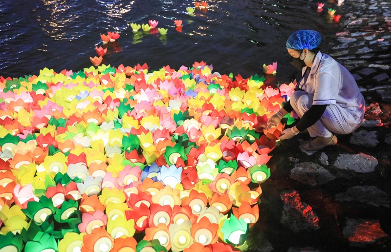 Hàng nghìn hoa đăng được thả tại hồ Bảy Mẫu trong Công viên Thống Nhất - Hà Nội