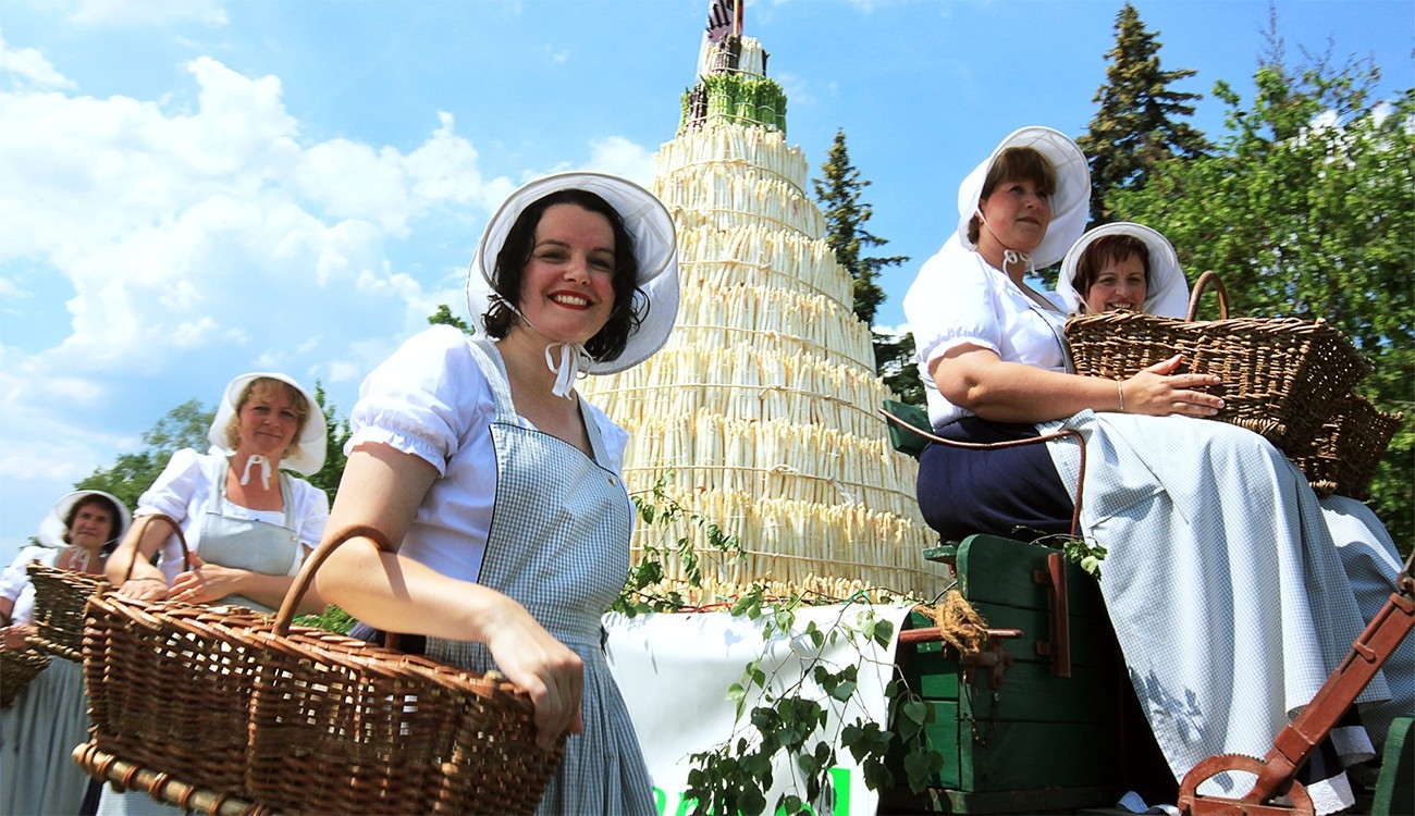 Những phụ nữ Ý tham gia Lễ hội nấm trắng