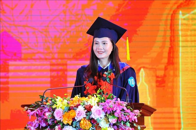 Thủ khoa Học viện Ngân hàng Nguyễn Thị Minh Hạnh, đại diện cho 90 thủ khoa xuất sắc được tuyên dương phát biểu cảm nghĩ. Ảnh: Minh Đức/TTXVN