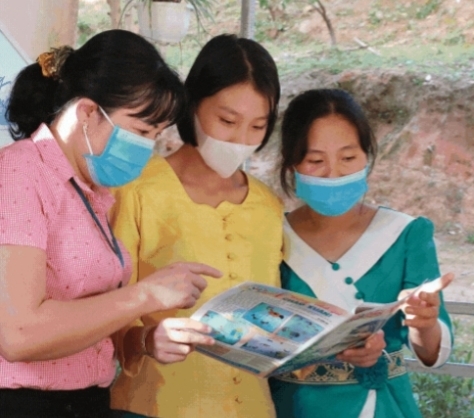 Cô Hạnh (ngoài cùng bên trái) cùng học trò trao đổi bài học ngoài giờ lên lớp