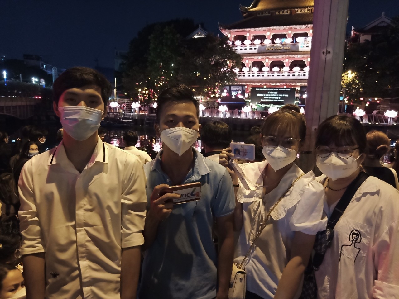Lê Thị Hồng Yến (thứ hai bên phải) và các đồng nghiệp đều là các nhân viên y tế từng xông pha nơi tuyến đầu phòng chống dịch, hơn ai hết họ có rất nhiều cảm xúc khi tham dự đại lễ cầu siêu