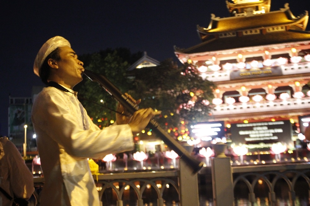 Anh Nhật Trung một nghệ sĩ đã dùng tiếng kèn của mình thay cho lời cầu nguyện để tưởng niệm những người đã mất trong lễ cầu siêu