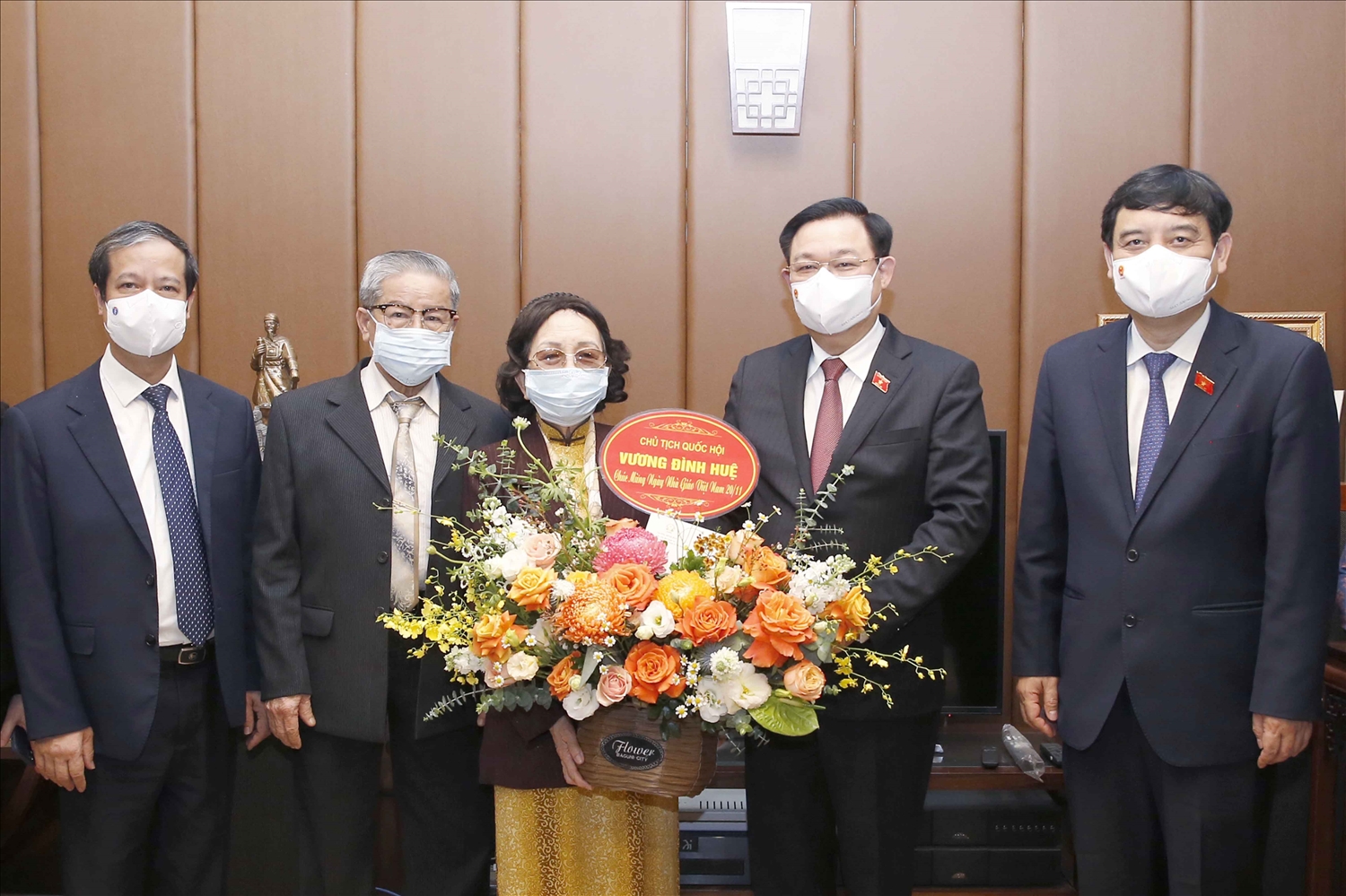 Chủ tịch Quốc hội Vương Đình Huệ đã tới thăm và chúc mừng GS.TSKH Phạm Thị Trân Châu tại nhà riêng nhân ngày Nhà giáo Việt Nam - Ảnh: VGP