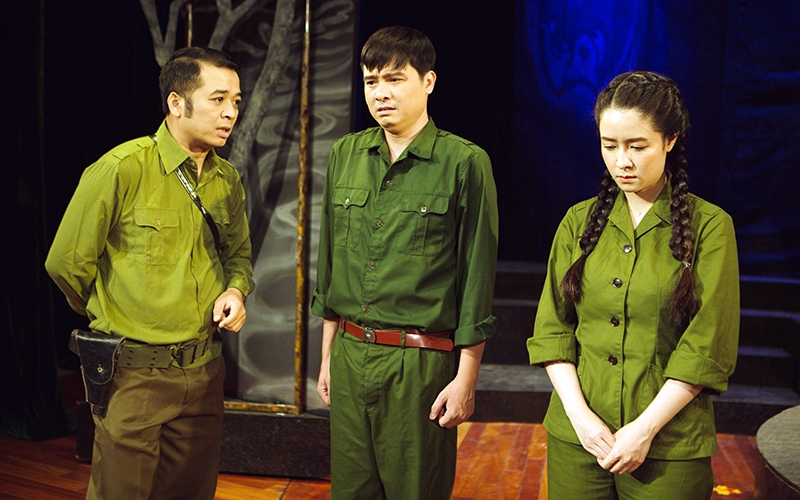 Cảnh trong vở Làng song sinh của Nhà hát Kịch Hà Nội, giành Huy chương vàng tại Liên hoan Kịch nói toàn quốc 2021