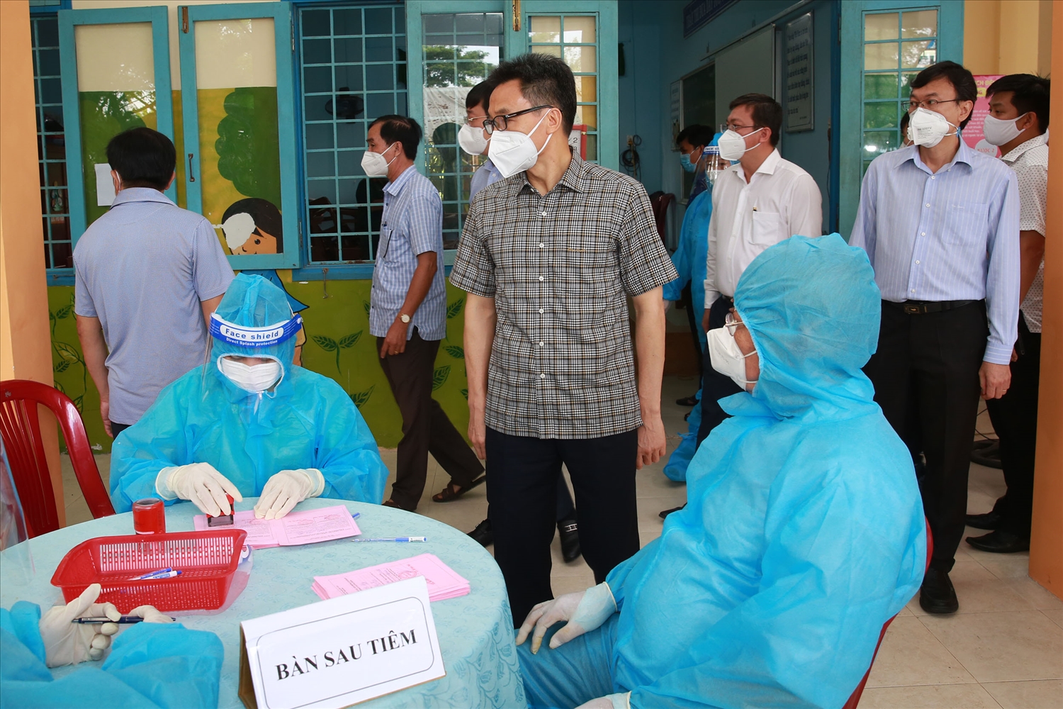 Phó Thủ tướng Vũ Đức Đam kiểm tra điểm tiêm vaccine phòng COVID-19 tại trường tiểu học Phan Chu Trinh, Phường 6, thành phố Cao Lãnh, Đồng Tháp - Ảnh: VGP/Đình Nam